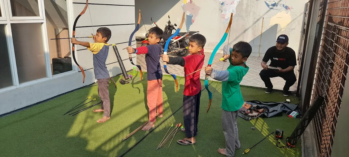 Anak sedang belajar dengan gembira